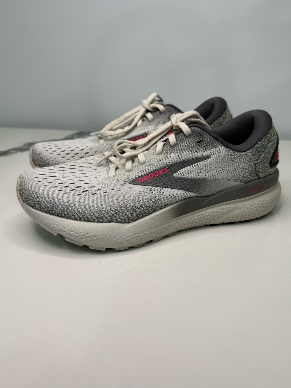 Brooks Ghost 16 Women’s Running Shoes 8.5 Gray White Running Shoes 1204071B006